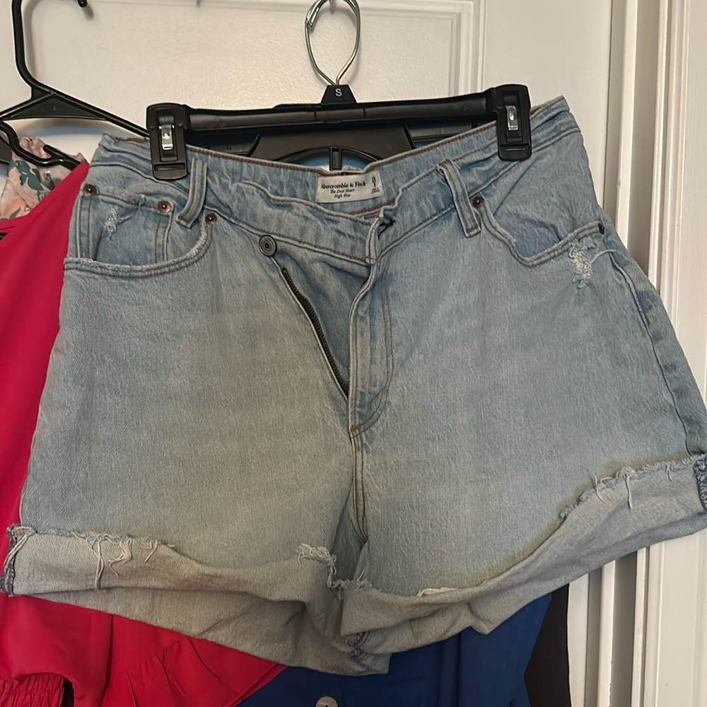 Size 29\8 the dad short high rise Abercrombie and fitch